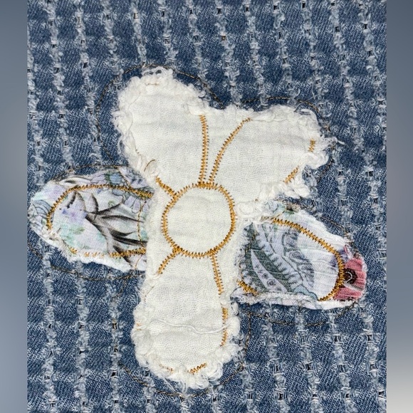 POL Denim Top with Double Gauze Flower Patches in Denim Multi Colored Size M - Picture 14 of 16